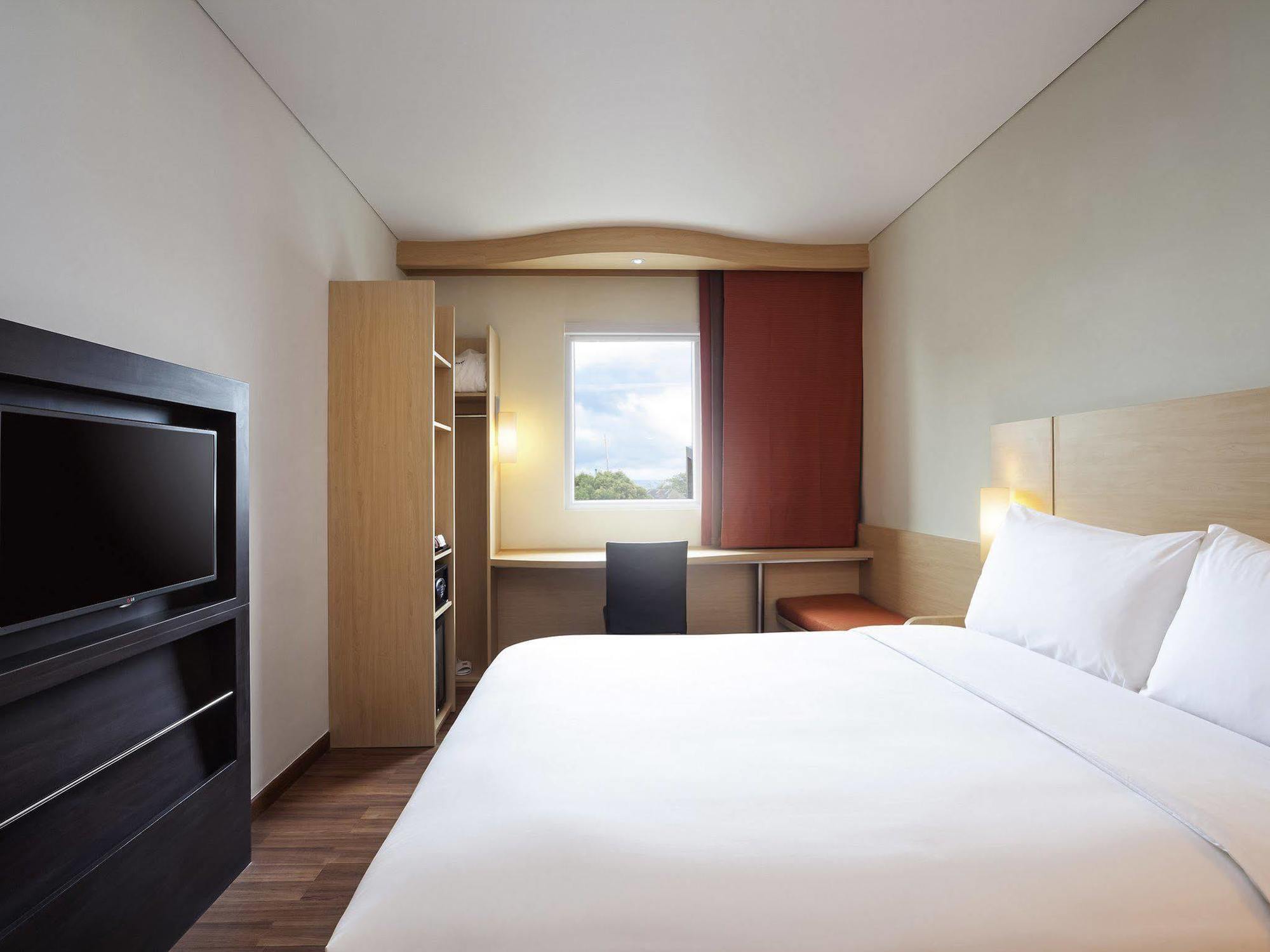Ibis Makassar City Center Exterior foto